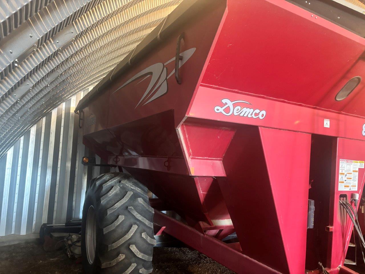 2011 Demco 850 Grain Cart