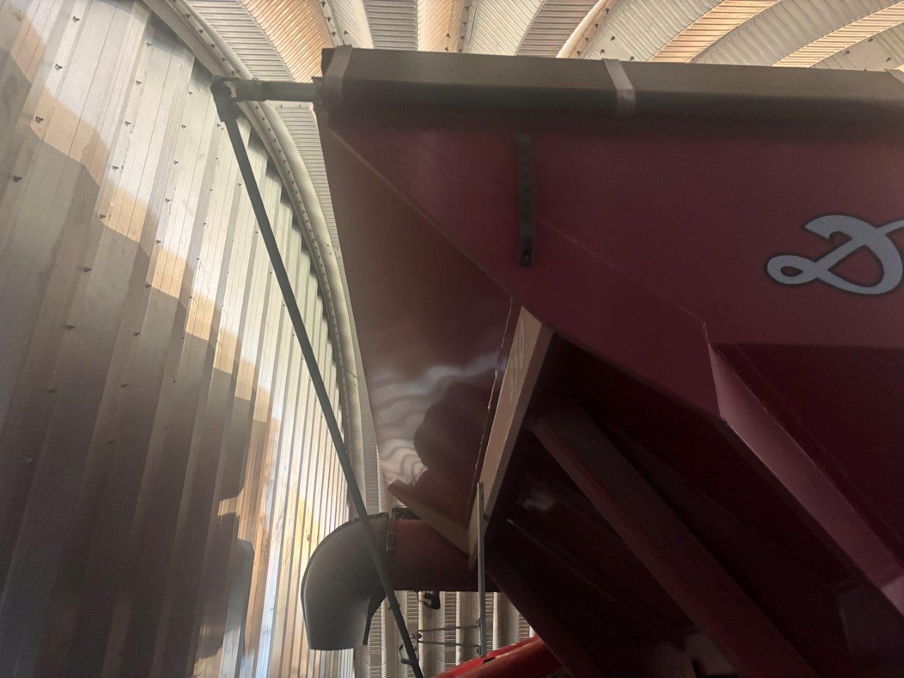 2011 Demco 850 Grain Cart