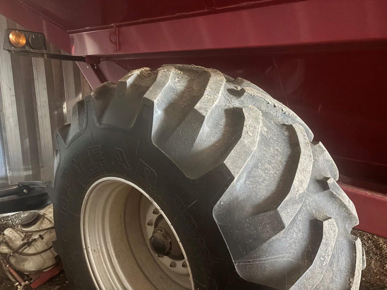 2011 Demco 850 Grain Cart