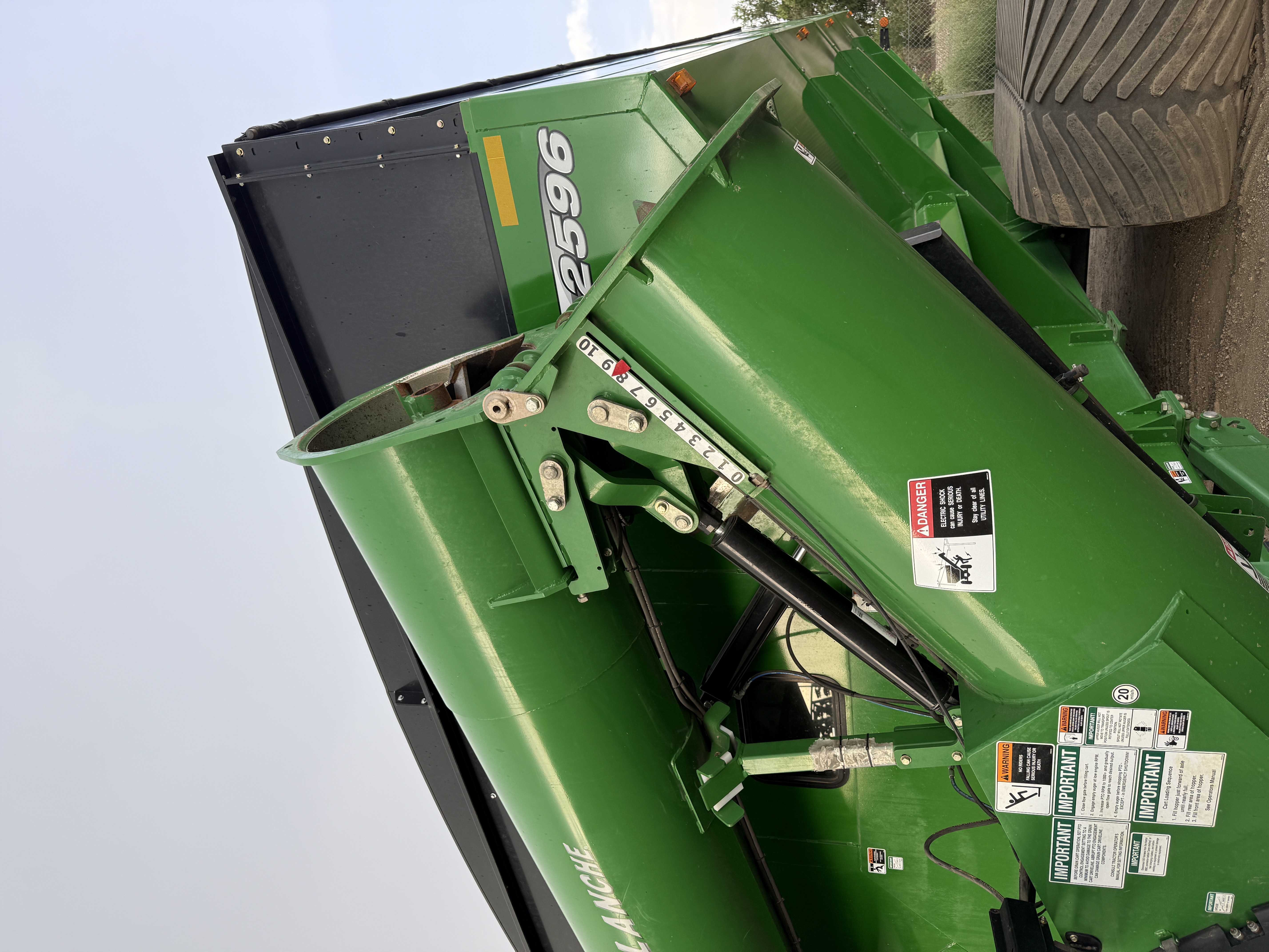 2022 Brent 2596 Grain Cart