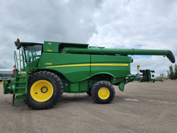 2015 John Deere S680 Combine