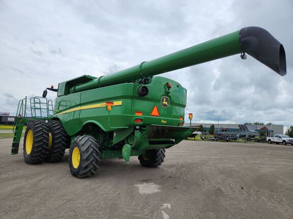 2015 John Deere S680 Combine