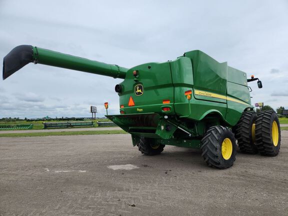 2015 John Deere S680 Combine