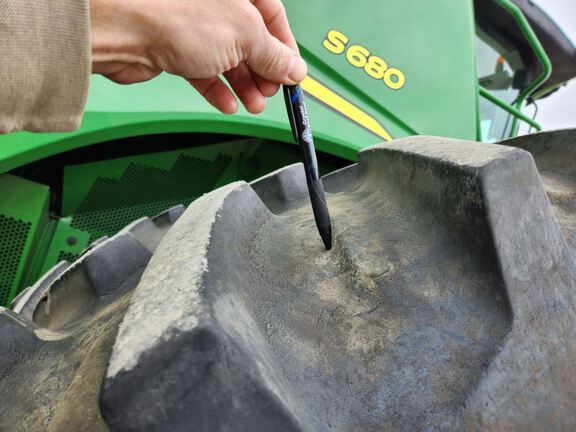 2015 John Deere S680 Combine