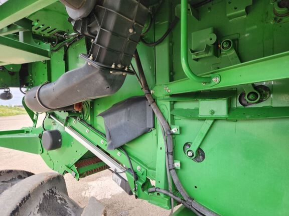 2015 John Deere S680 Combine