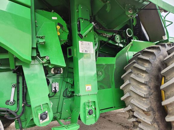 2015 John Deere S680 Combine