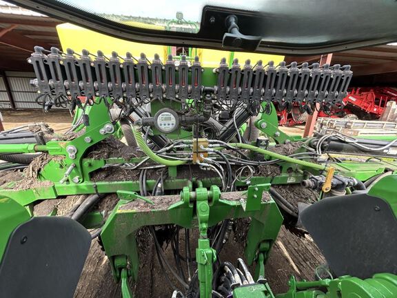 2024 John Deere DR24 Planter