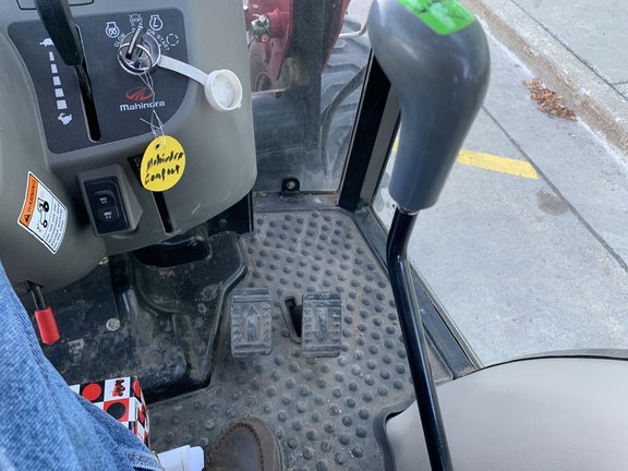 2018 Mahindra 2555 Tractor