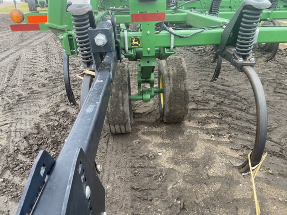 2016 John Deere 2410 Chisel Plow