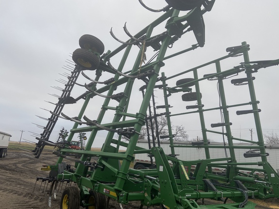 2016 John Deere 2410 Chisel Plow