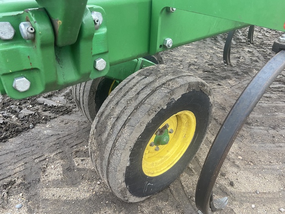 2016 John Deere 2410 Chisel Plow