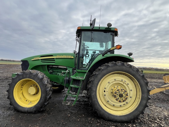 2004 John Deere 7720 Tractor