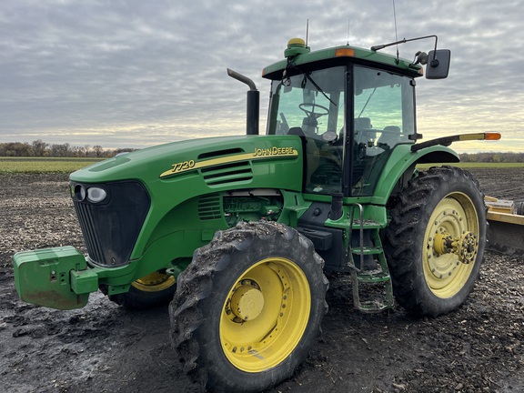 2004 John Deere 7720 Tractor