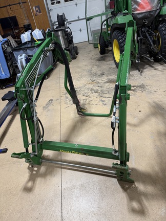 2023 John Deere 2032R Tractor Compact