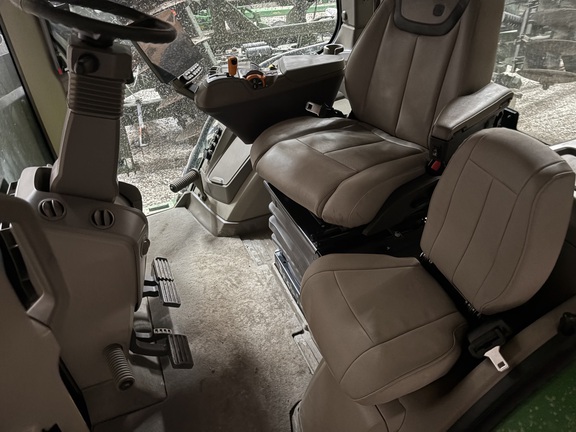 2025 John Deere 7R 250 Tractor