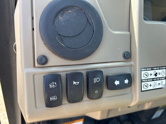 2024 John Deere XUV835R ATV