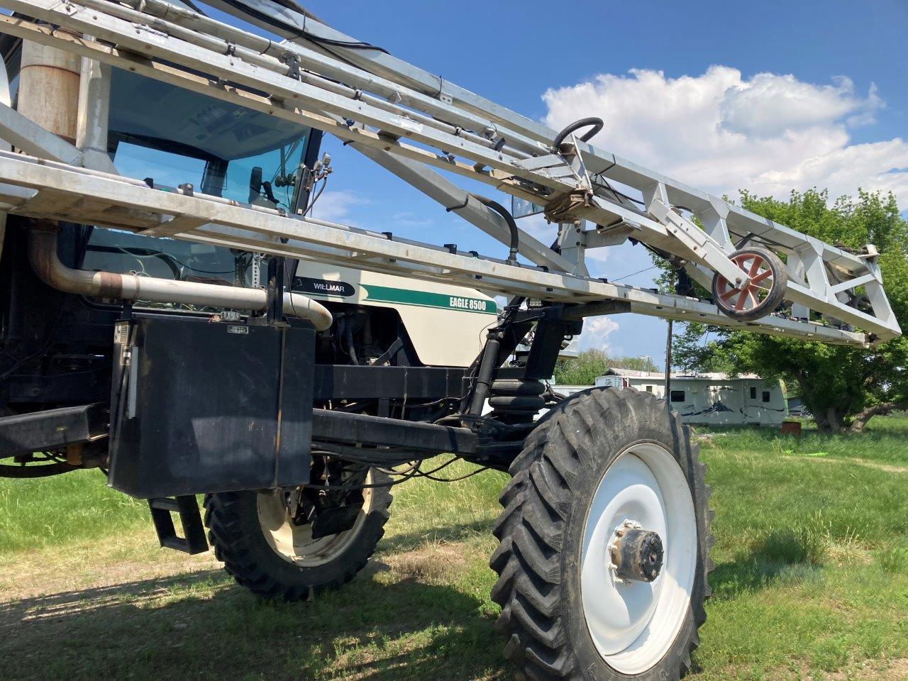 2001 Willmar 8500 Sprayer/High Clearance