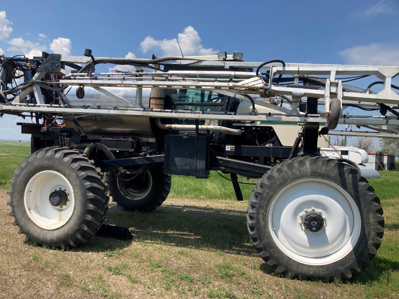 2001 Willmar 8500 Sprayer/High Clearance