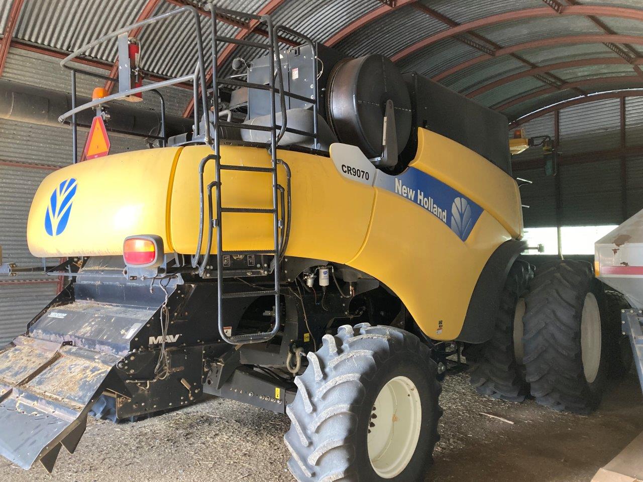 2010 New Holland CR9070 Combine