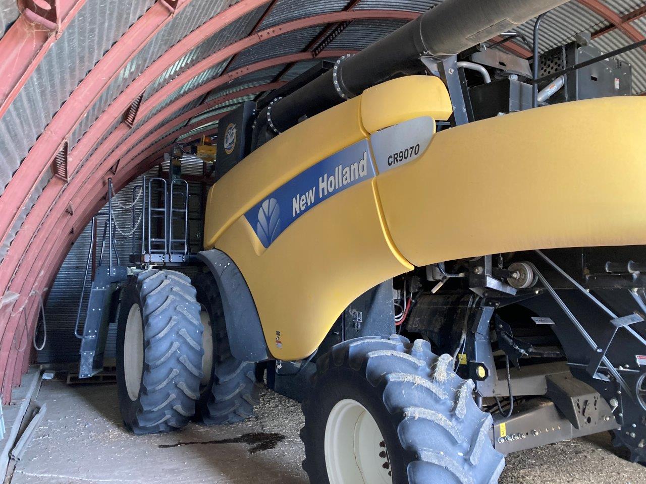 2010 New Holland CR9070 Combine