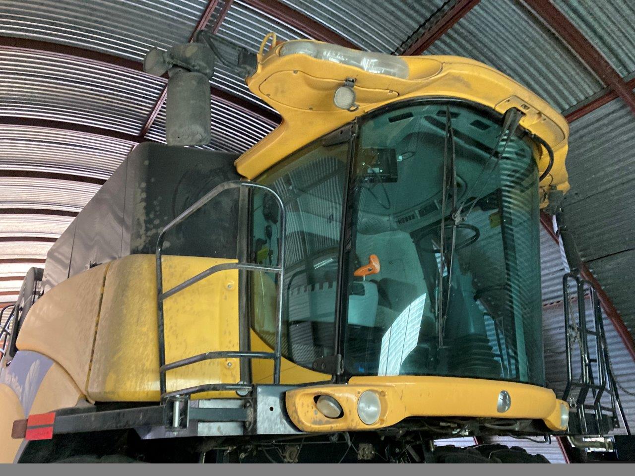 2010 New Holland CR9070 Combine