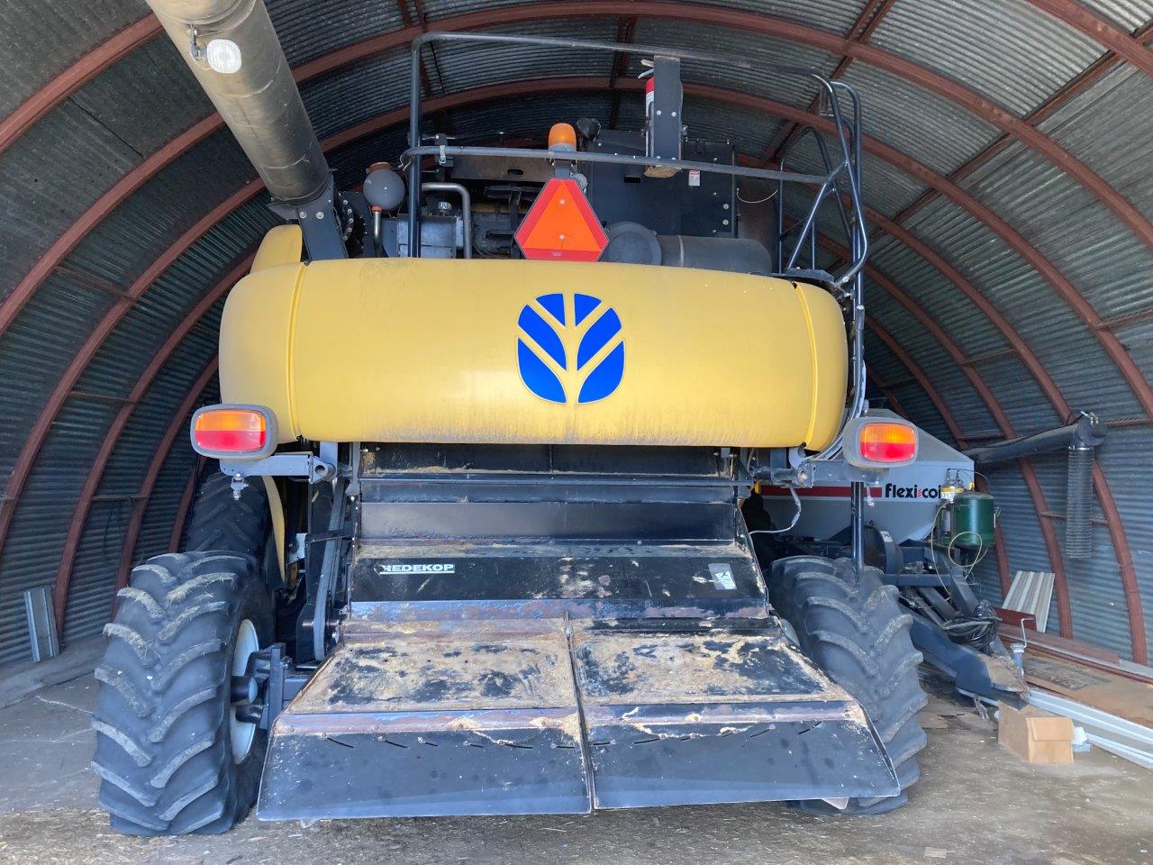 2010 New Holland CR9070 Combine