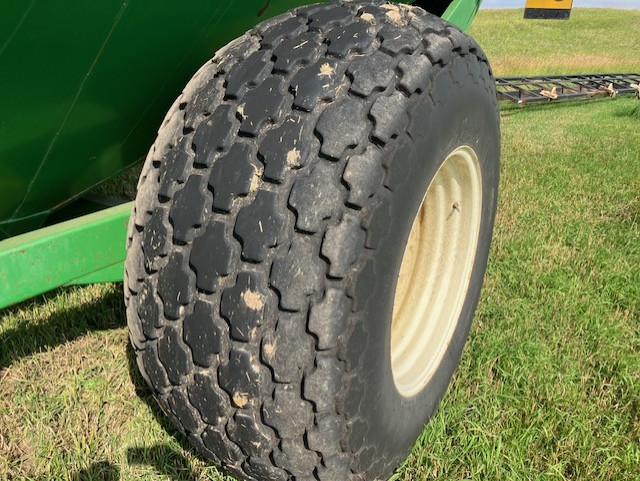 2004 J&M 875 Grain Cart