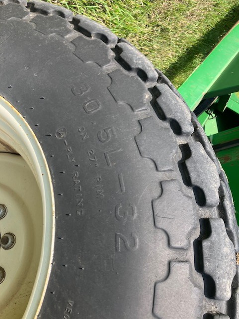 2004 J&M 875 Grain Cart