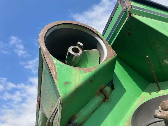 2004 J&M 875 Grain Cart