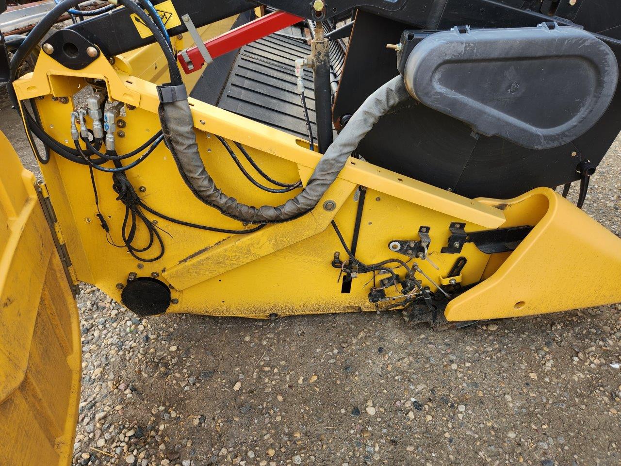 2014 New Holland 880CF Header Draper