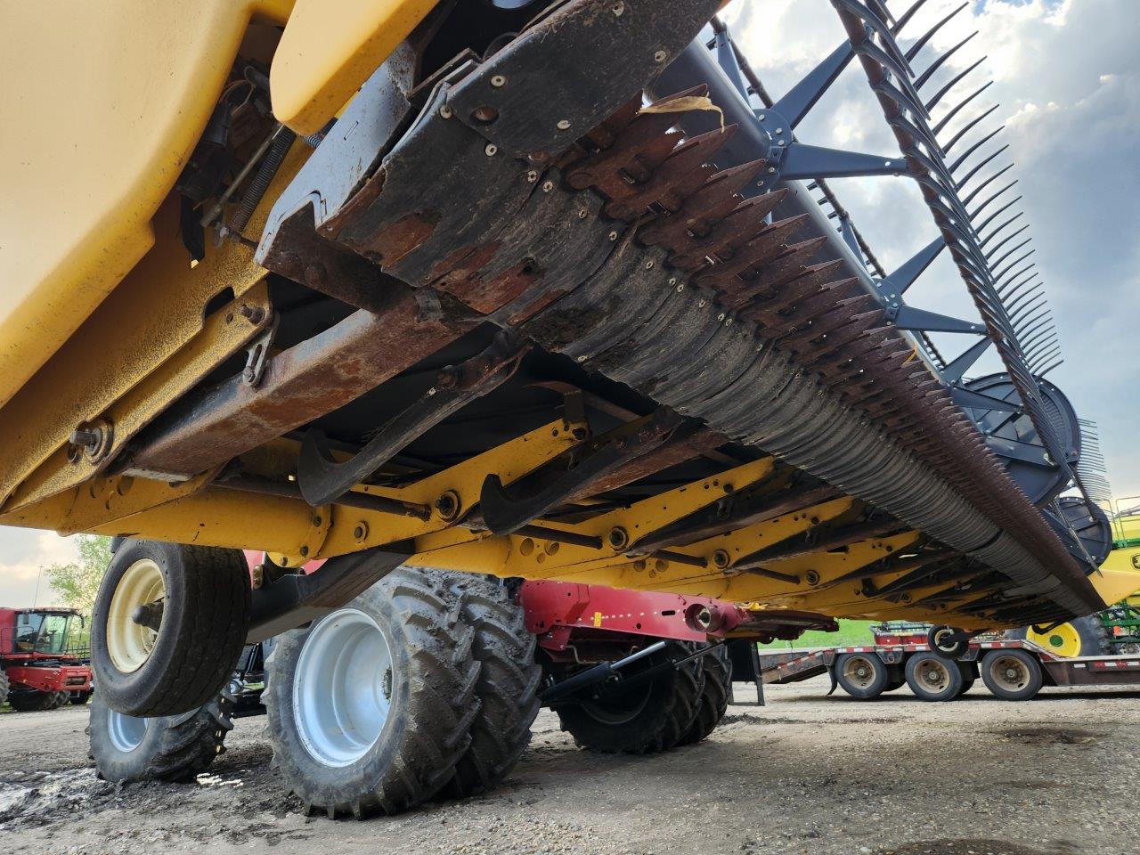 2014 New Holland 880CF Header Draper