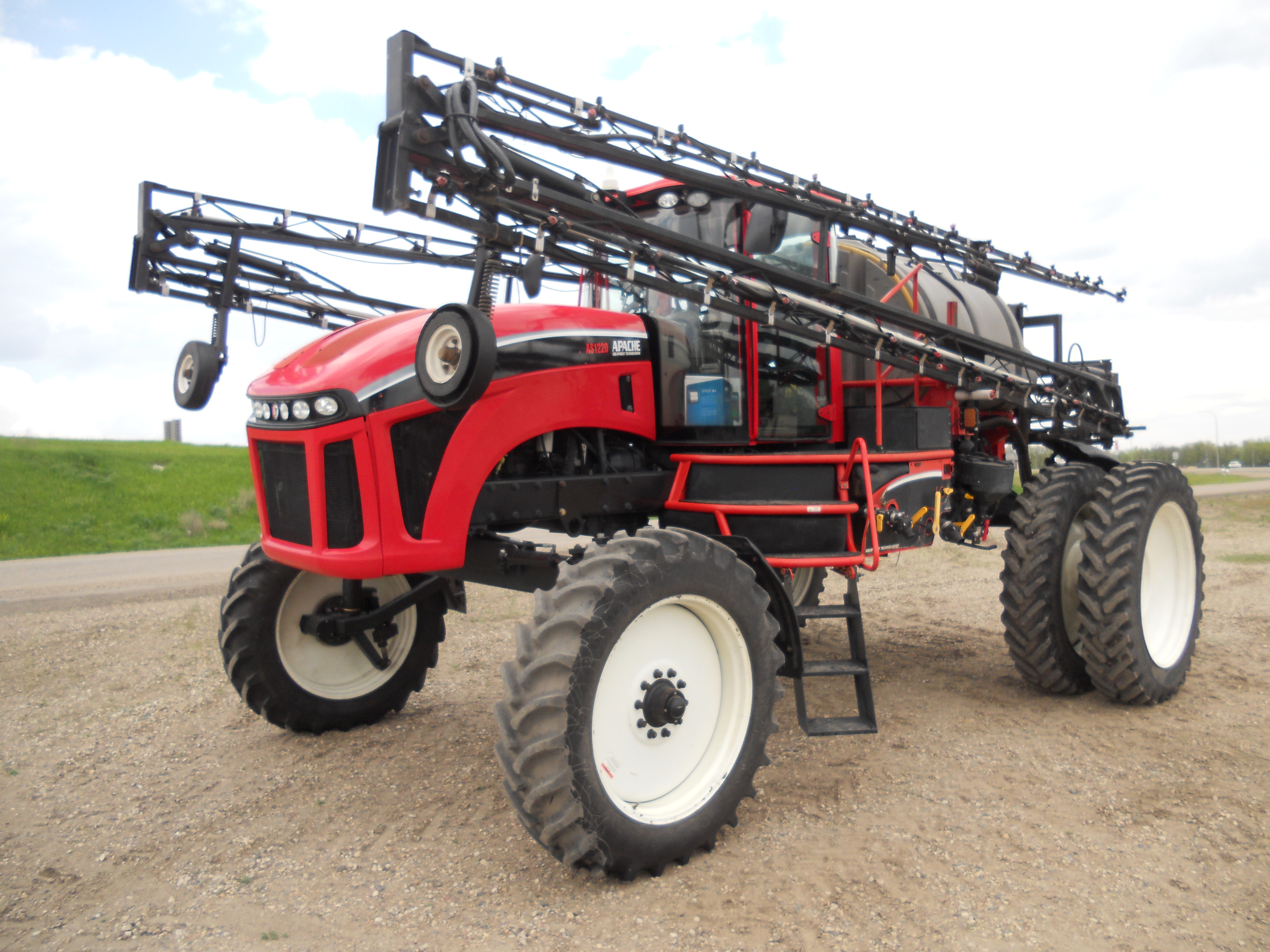 2011 Apache AS1220 Sprayer/High Clearance