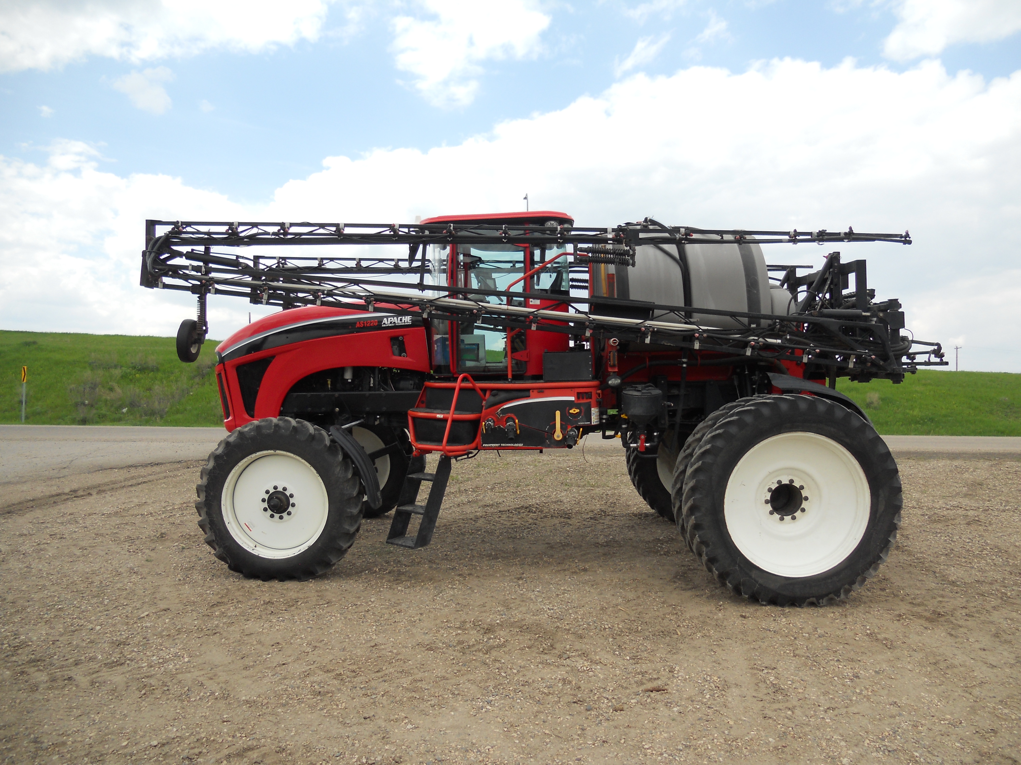 2011 Apache AS1220 Sprayer/High Clearance