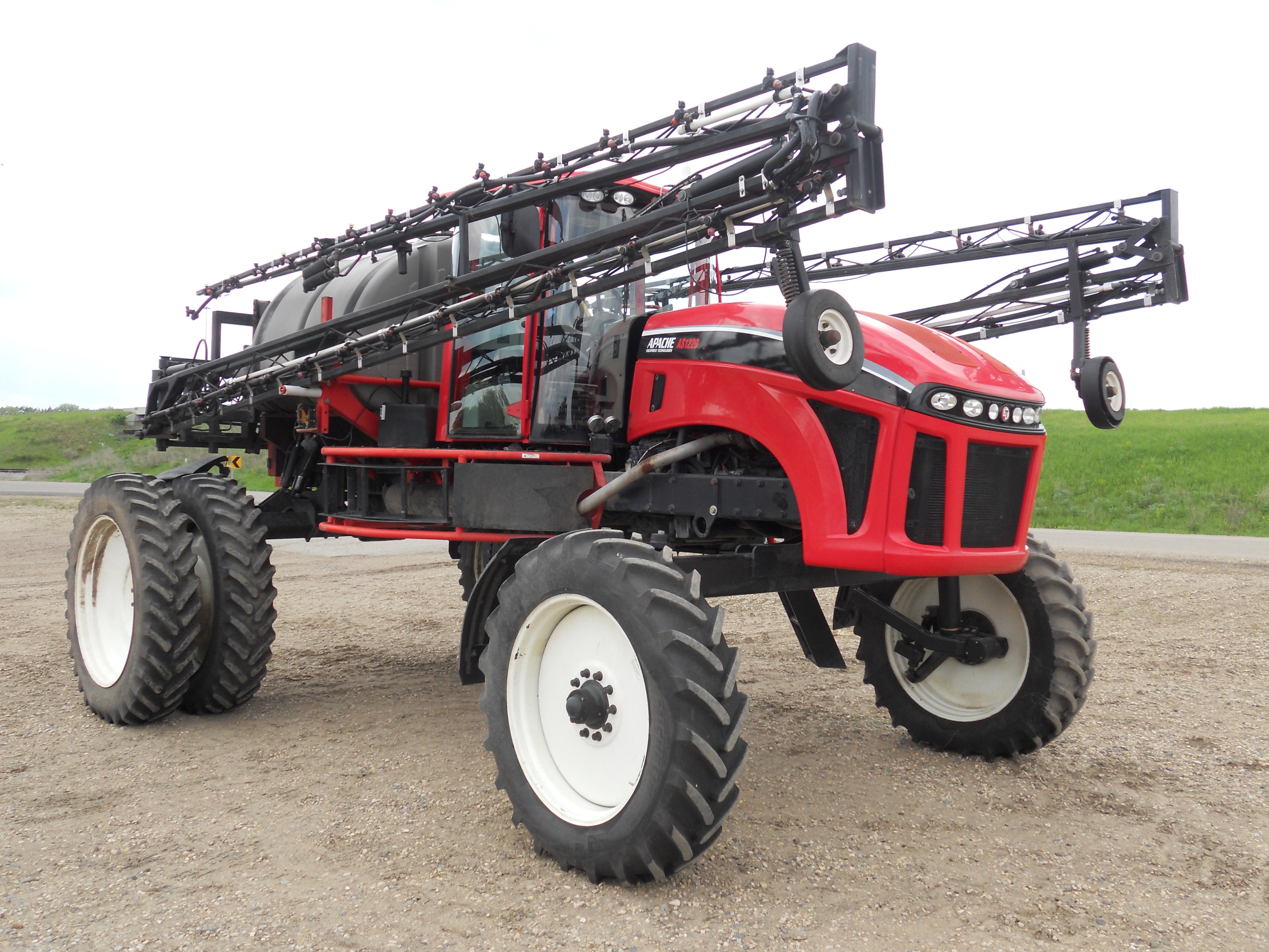 2011 Apache AS1220 Sprayer/High Clearance