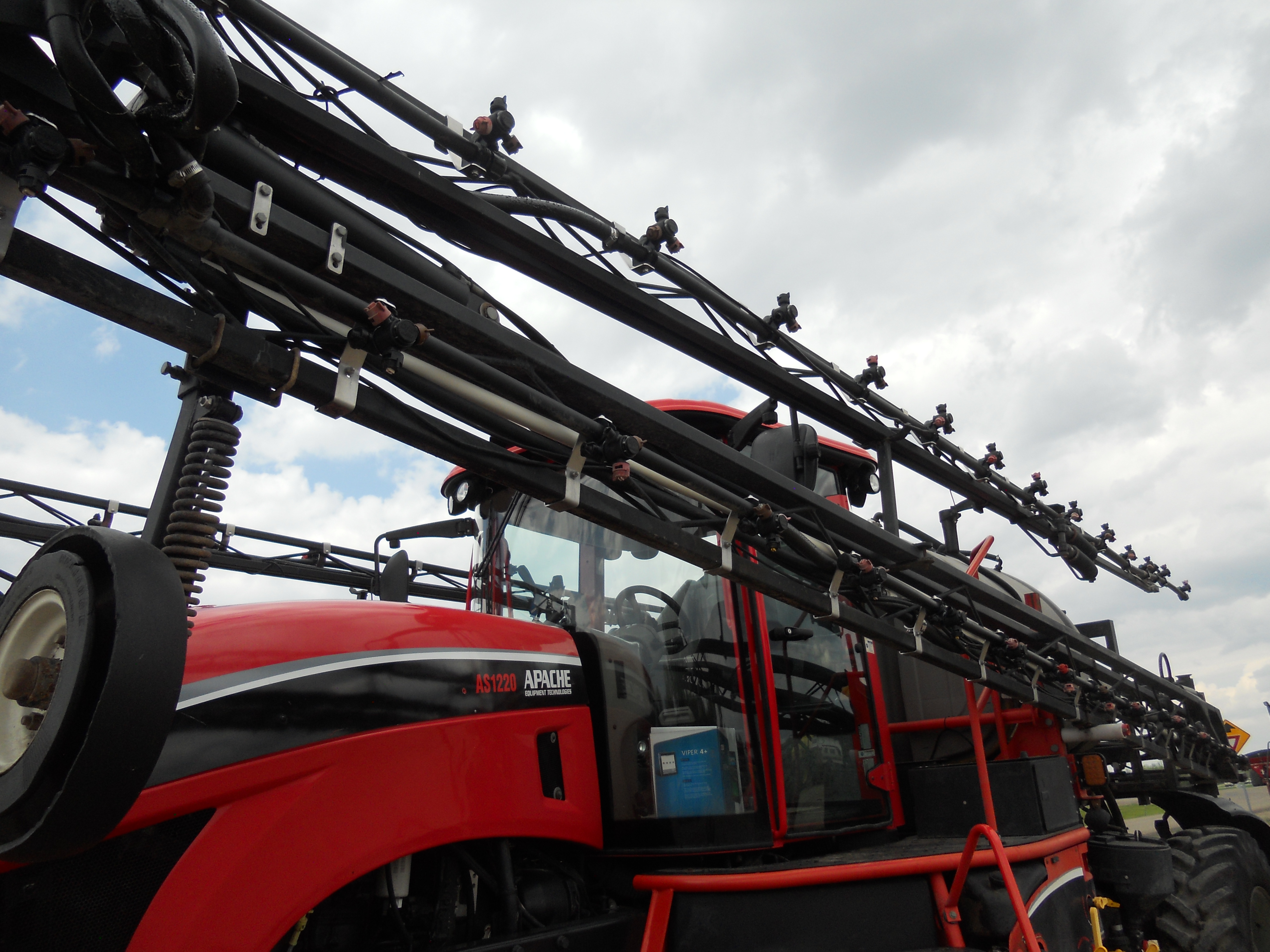 2011 Apache AS1220 Sprayer/High Clearance