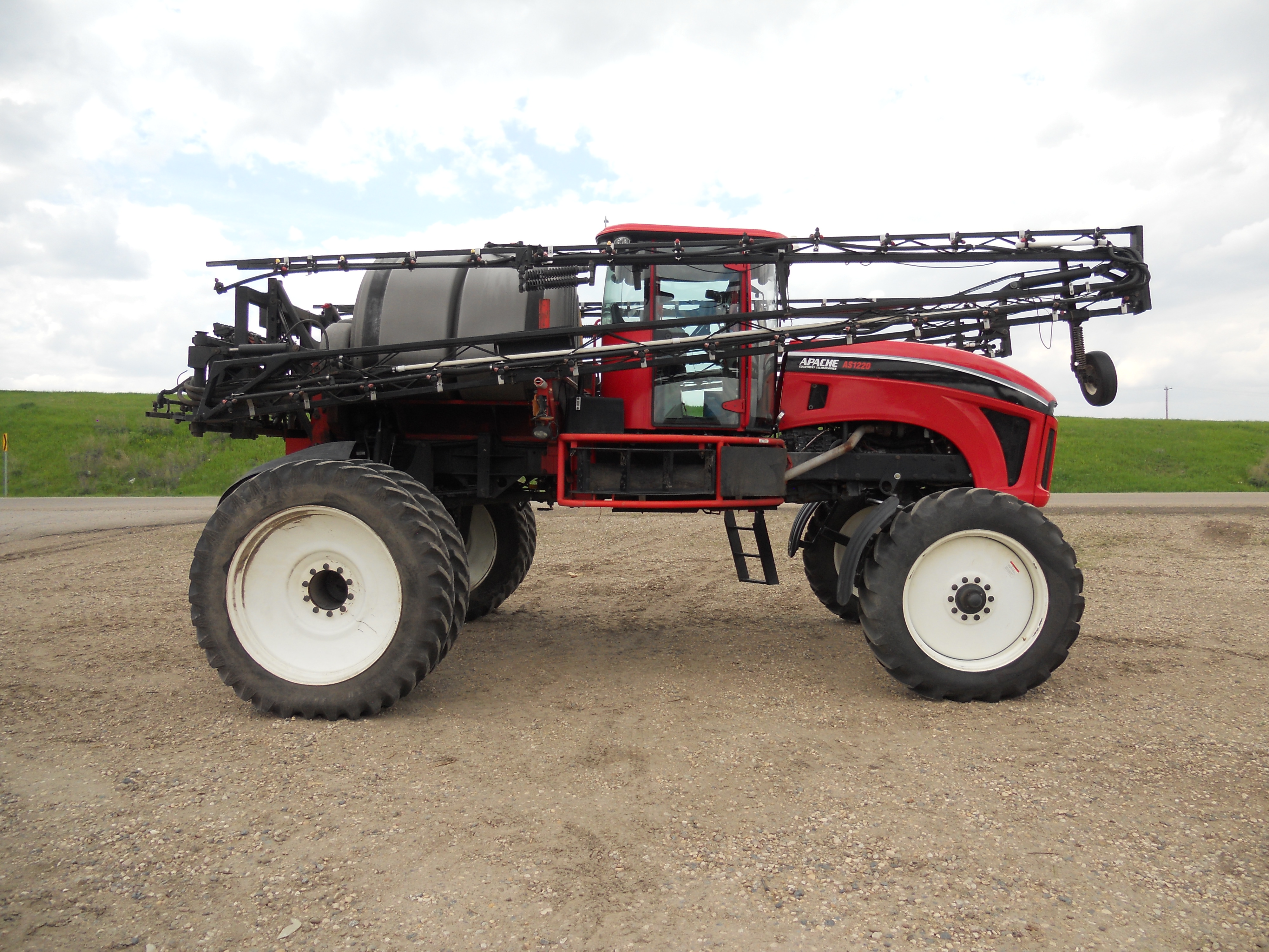 2011 Apache AS1220 Sprayer/High Clearance