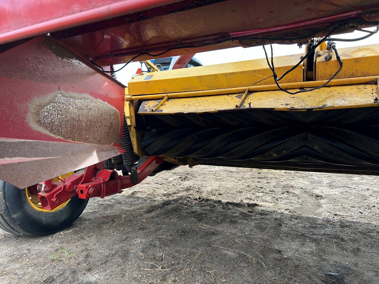 2011 New Holland H7150 Mower Conditioner