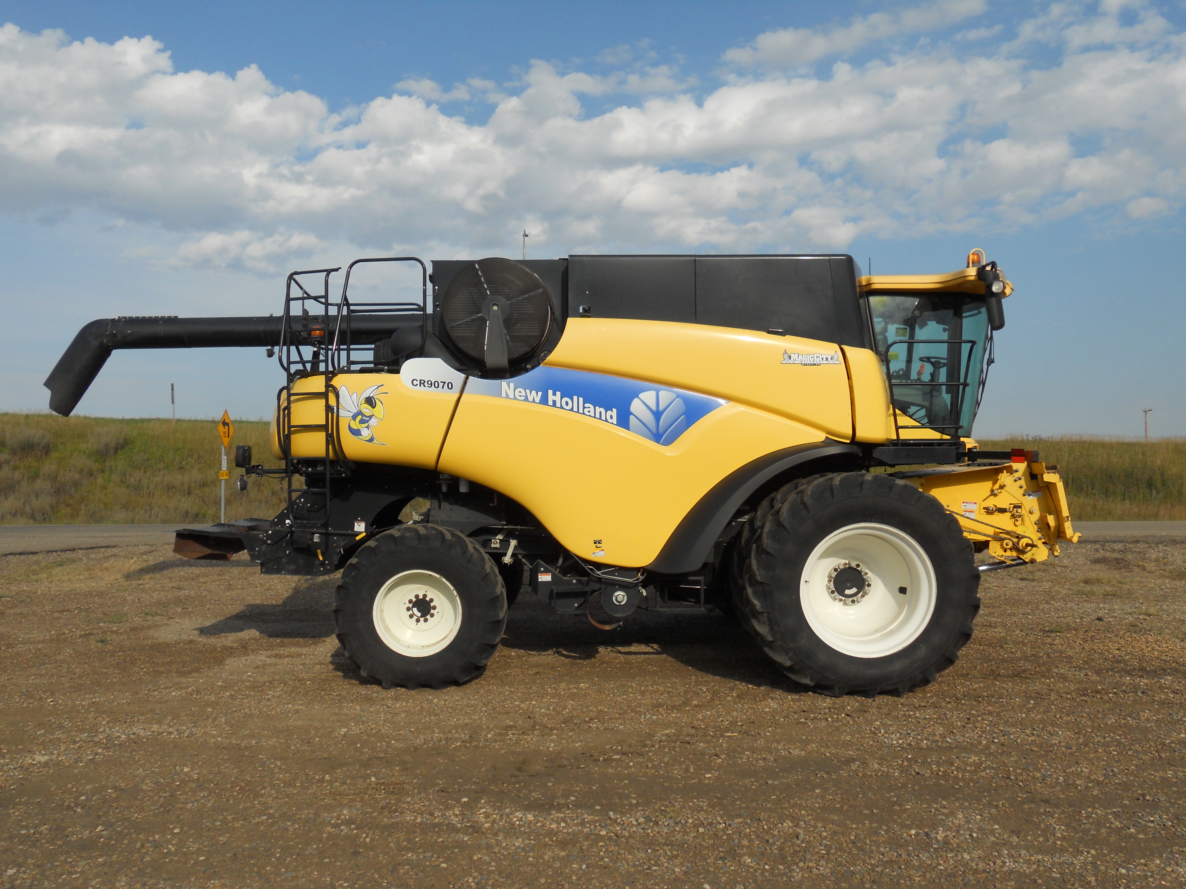 2010 New Holland CR9070 Combine