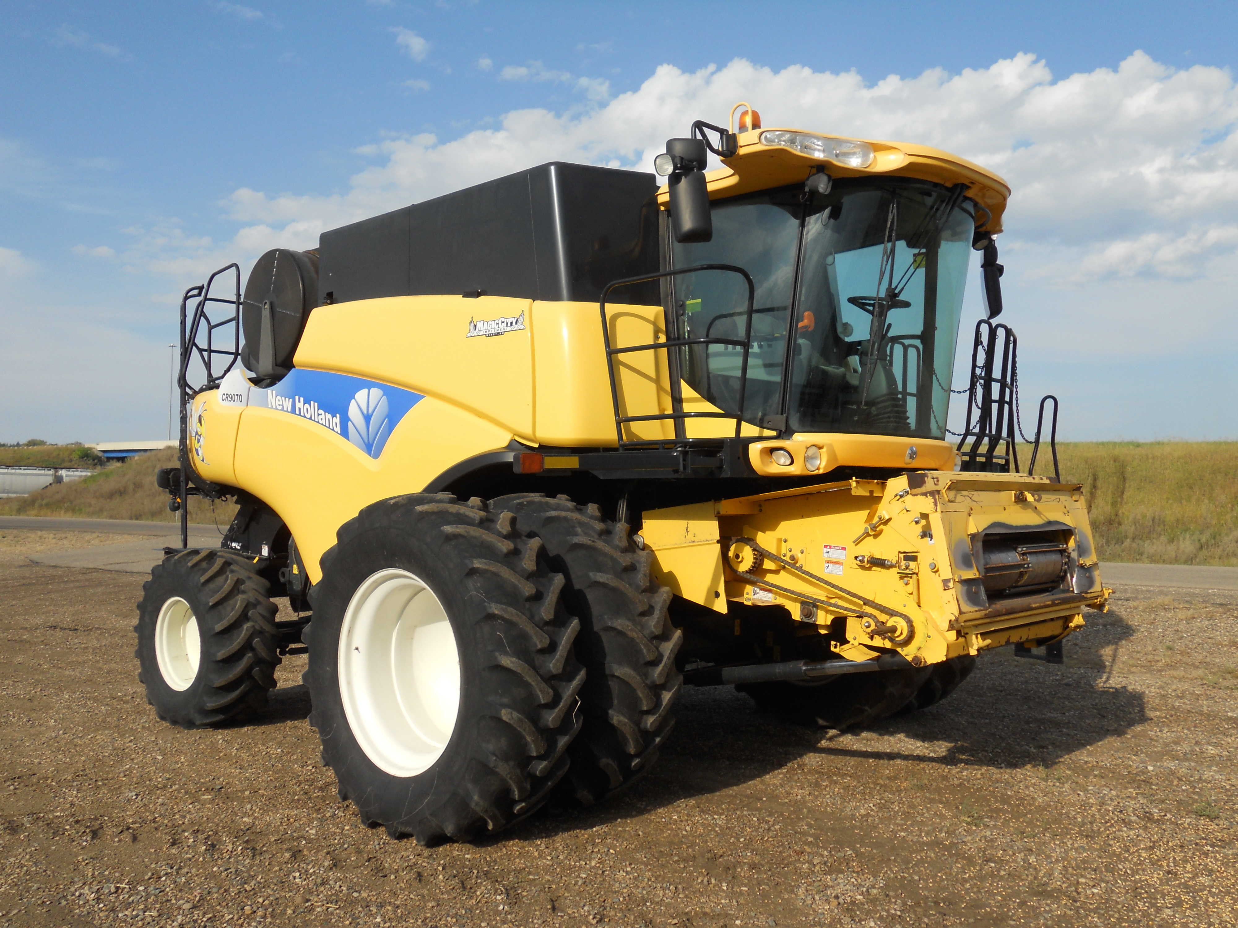 2010 New Holland CR9070 Combine