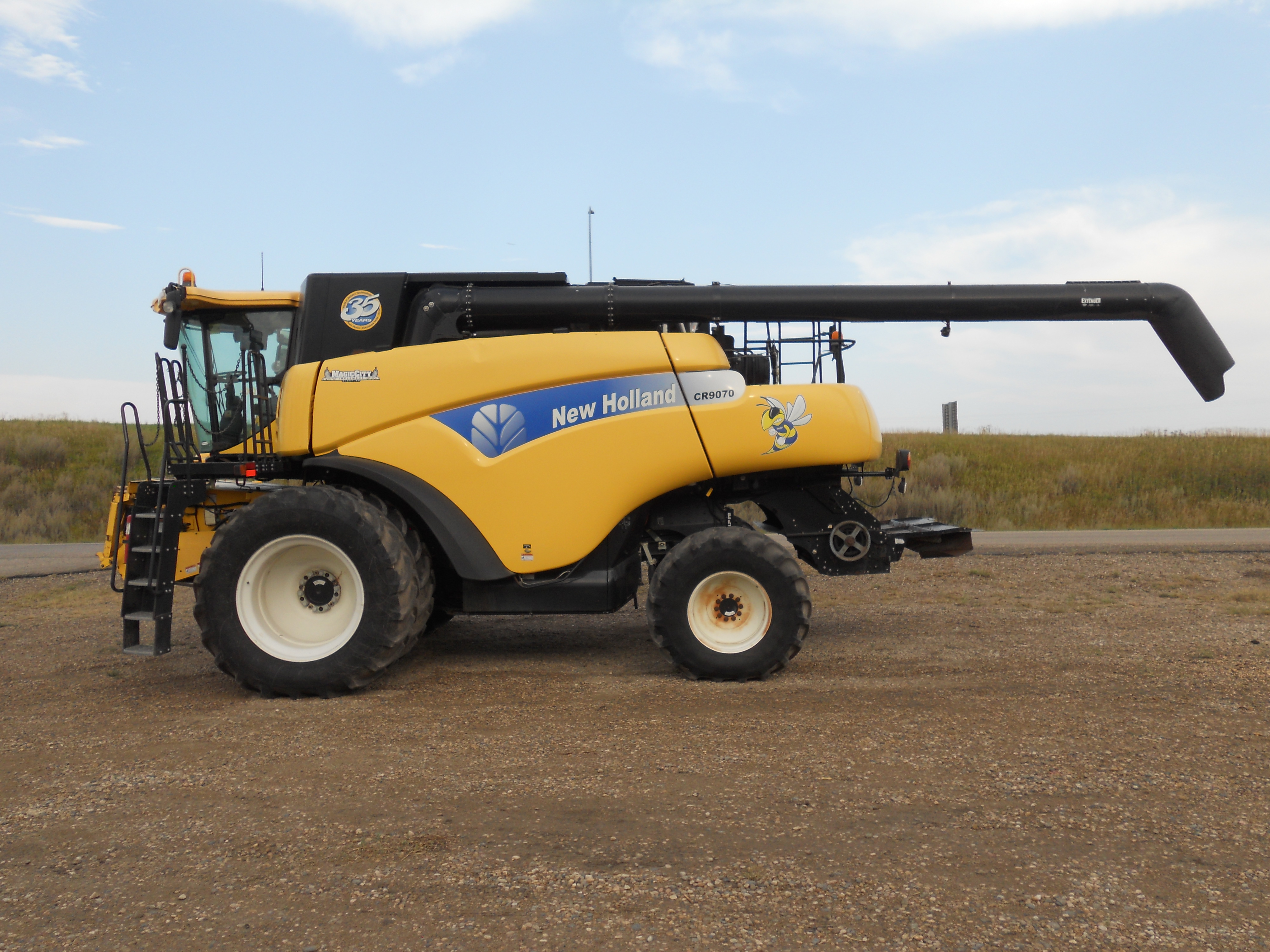 2010 New Holland CR9070 Combine