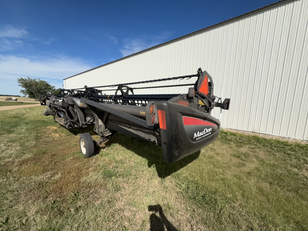 2016 MacDon FD75-40 Header Combine