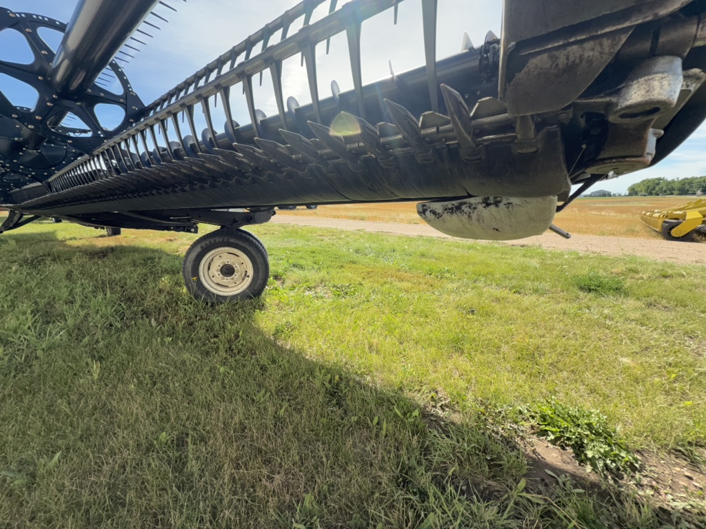 2016 MacDon FD75-40 Header Combine