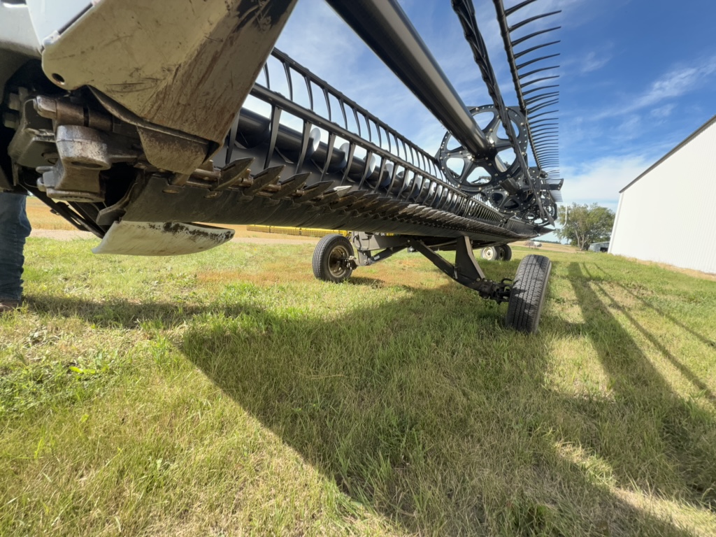 2016 MacDon FD75-40 Header Combine