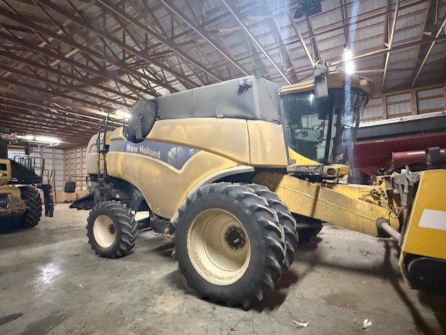 2012 New Holland CX8080 Combine