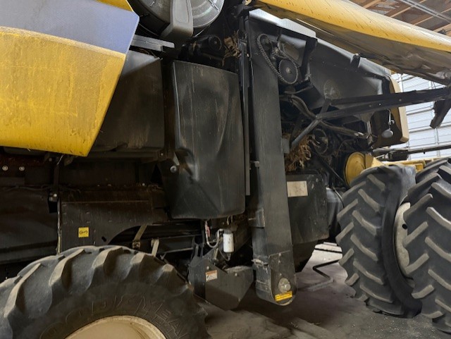 2012 New Holland CX8080 Combine
