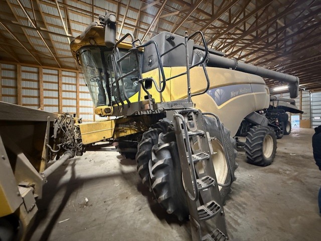 2012 New Holland CX8080 Combine