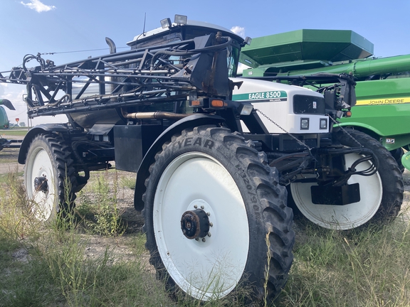 2000 Willmar 8500 Sprayer/High Clearance