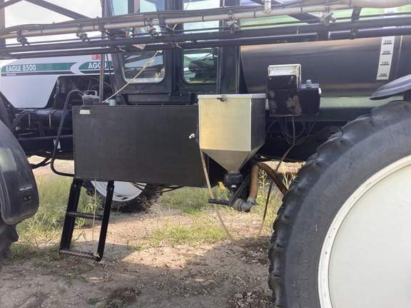 2000 Willmar 8500 Sprayer/High Clearance