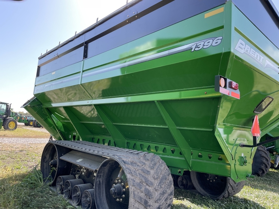 2021 Brent 1396 Grain Cart