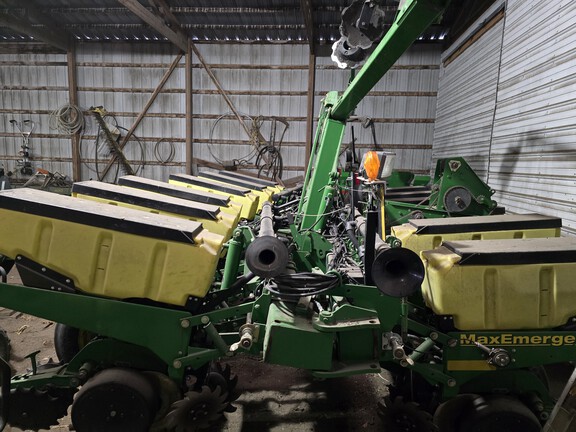 2009 John Deere 1760 Planter